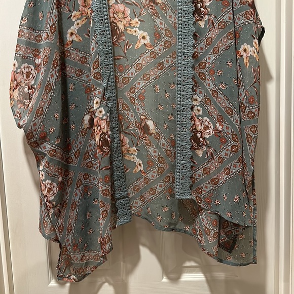 Beautiful Ladies Sheer Cover Top - Picture 3 of 6